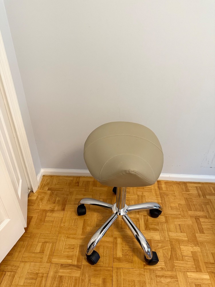 esthetician stool  - Adjustable hight