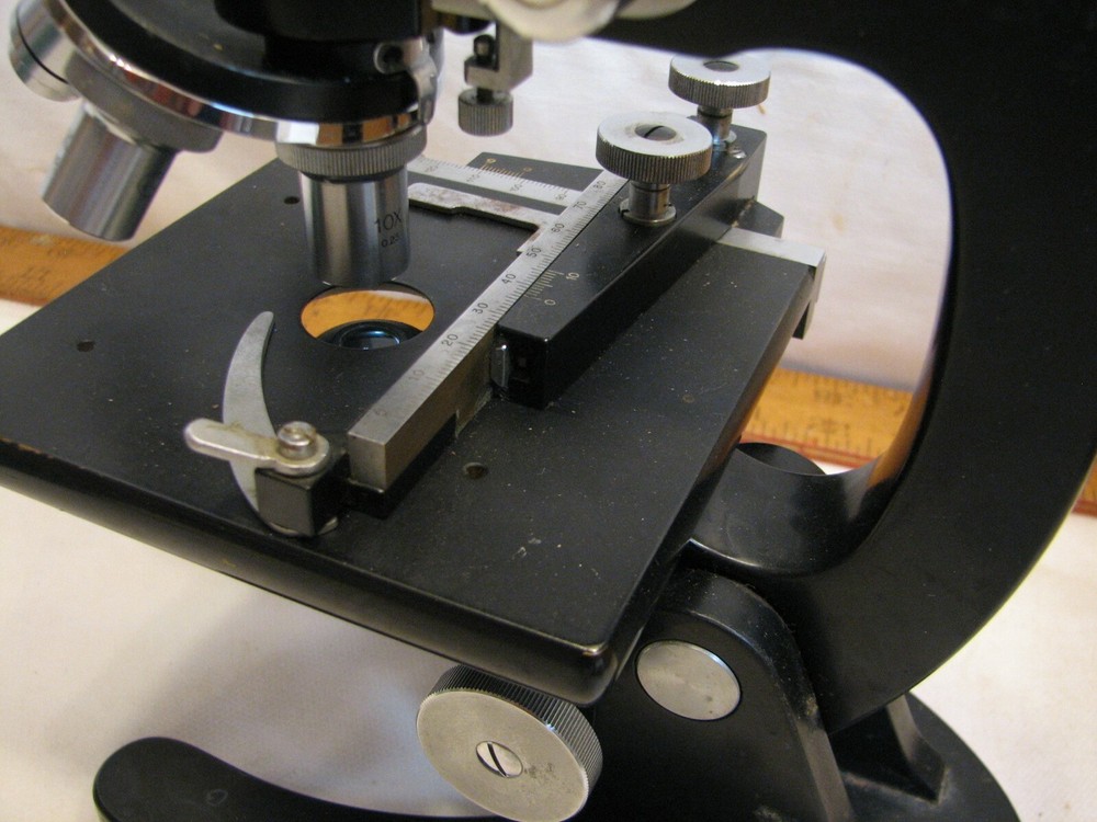 Vintage Lumiscope Optical Microscope/Case Oil 100X Objective Compound Stage Box