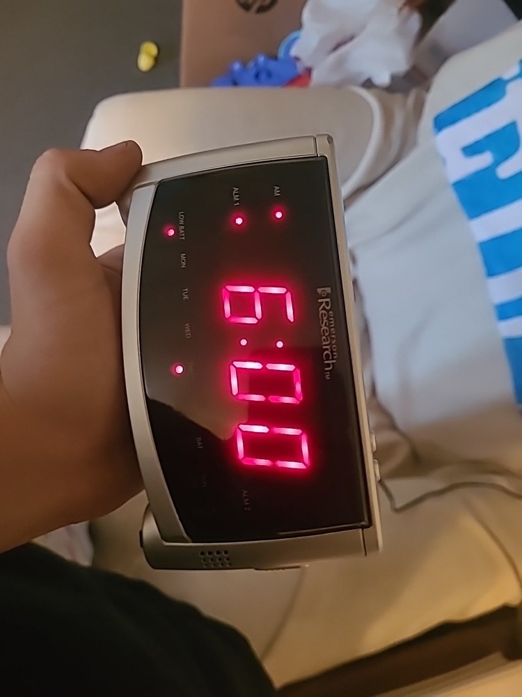 SmartSet Dual Alarm Clock by Emerson Research Automatic Setting Clock AC100