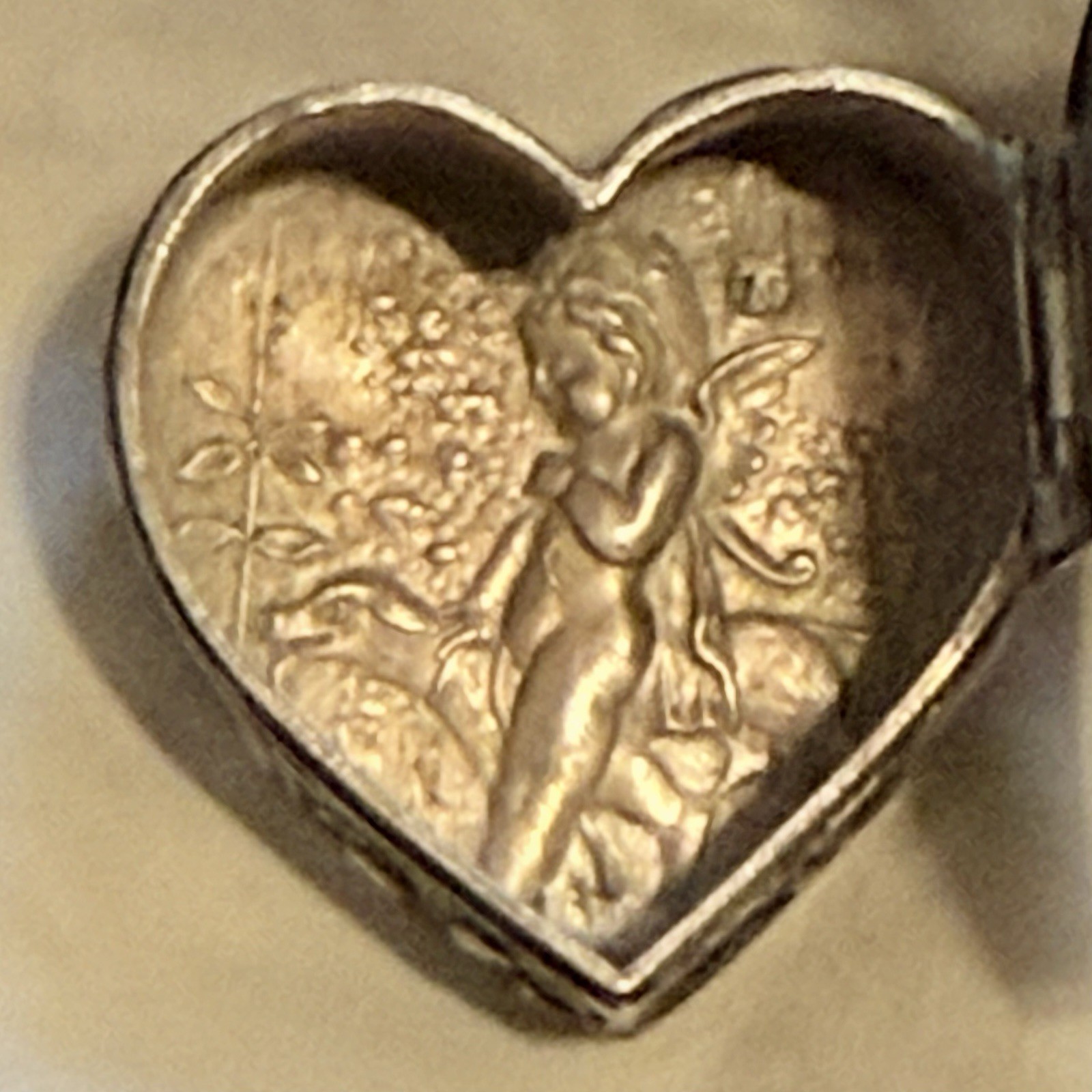 Antique Old Couple Cherub Dog Repousse Hanau .800 Silver Heart Pill Box German