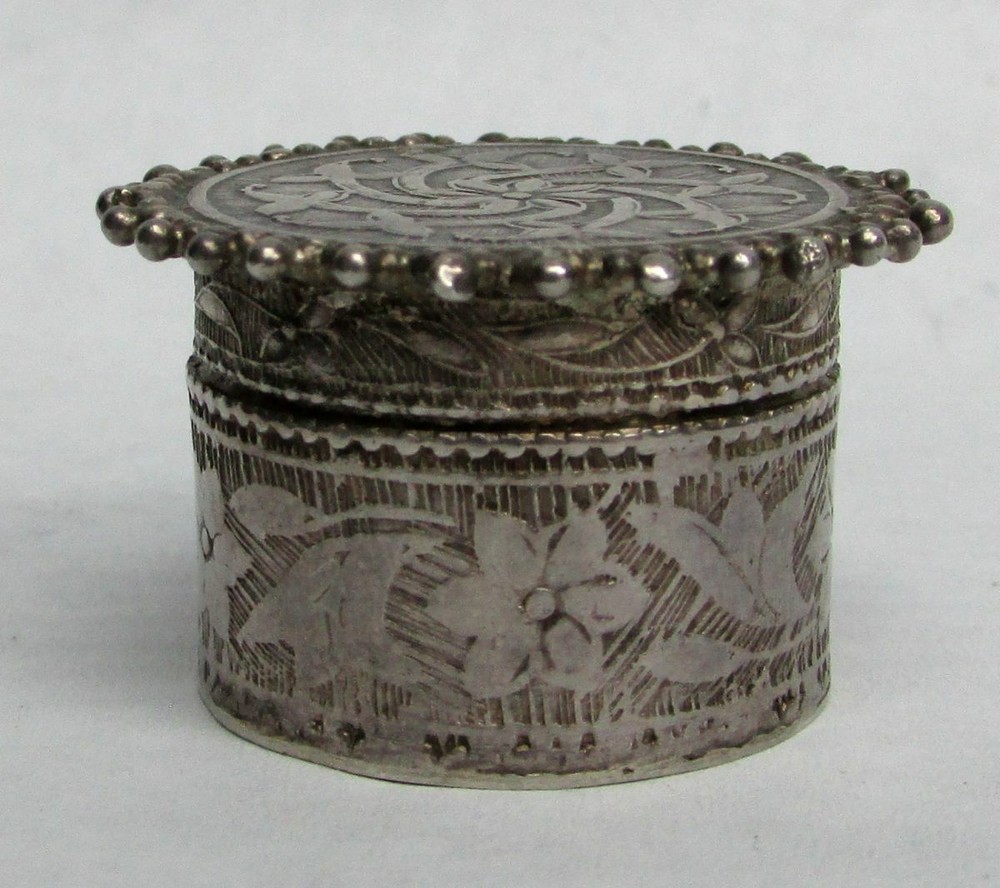 ANTIQUE SILVER FLOWER 3/4" PILL BOX