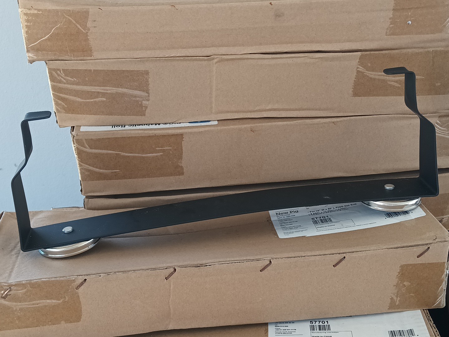 New Pig Corporation 57701 PIG Magnetic Roll Holder **FREE SHIPPING!!**