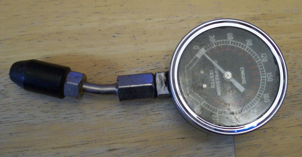 VINTAGE ENGINE COMPRESSION TESTER GAUGE (300 PSI)