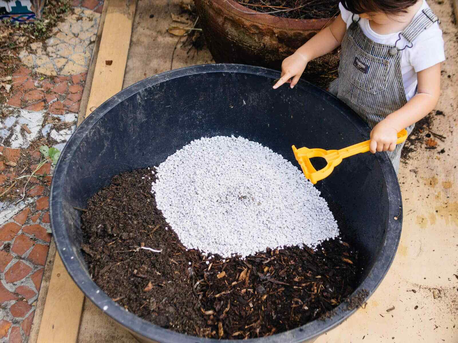 PERLITE (FAST SHIP) QUALITY MEDIUM FINE, SEED STARTING NURSERY POTTING PLANTS