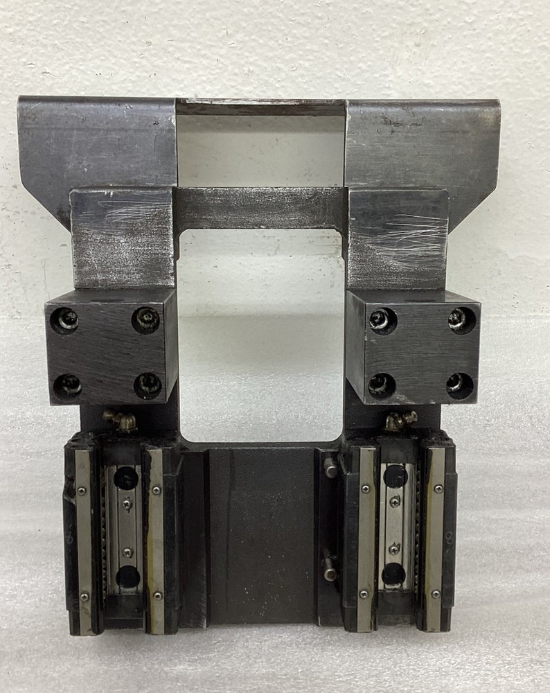 Self-centering vise for CNC machine