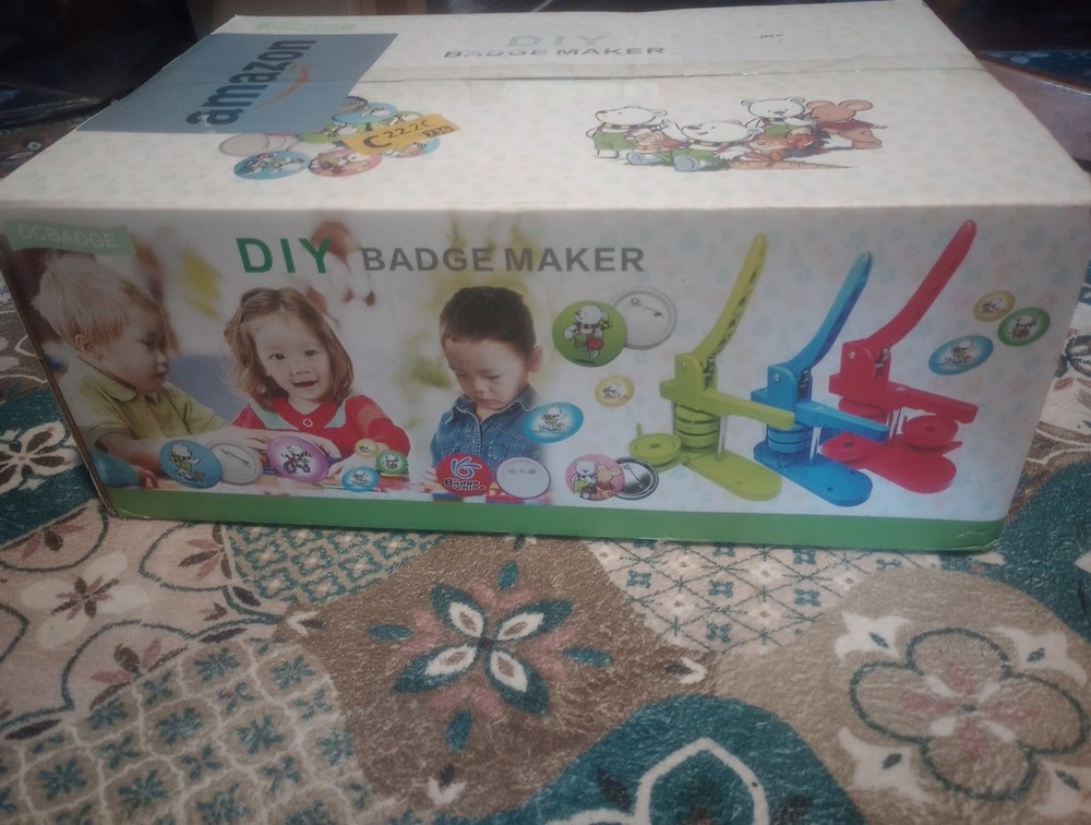 Childrens DIY Button/Badge maker Model 108. NEW
