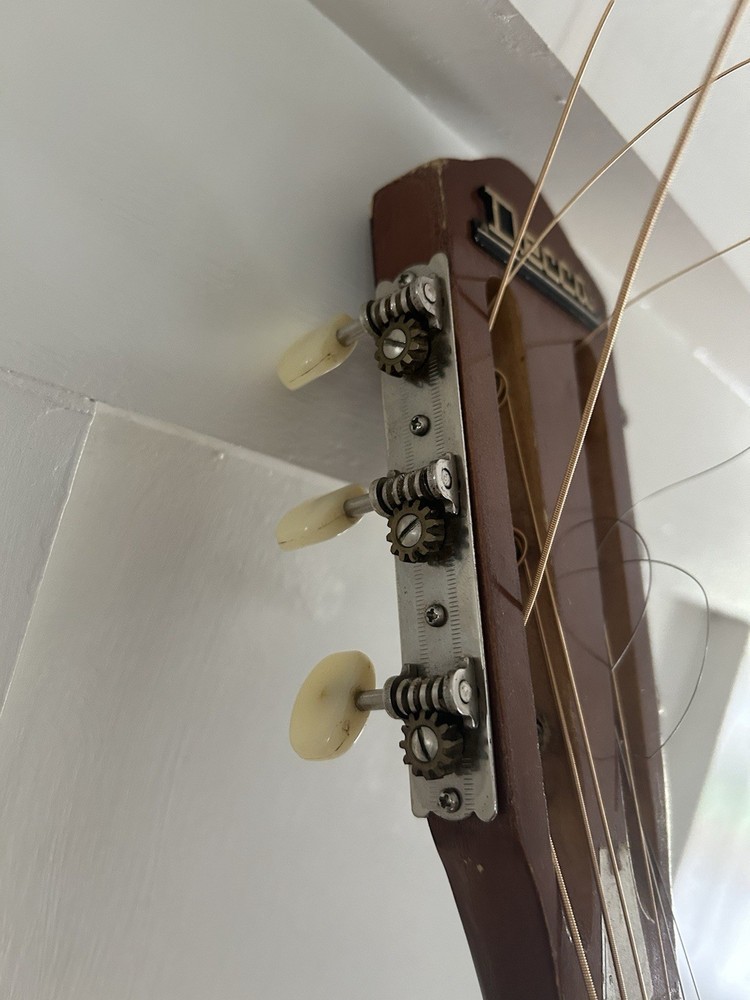 Decca Acoustic Guitar 124 New Strings