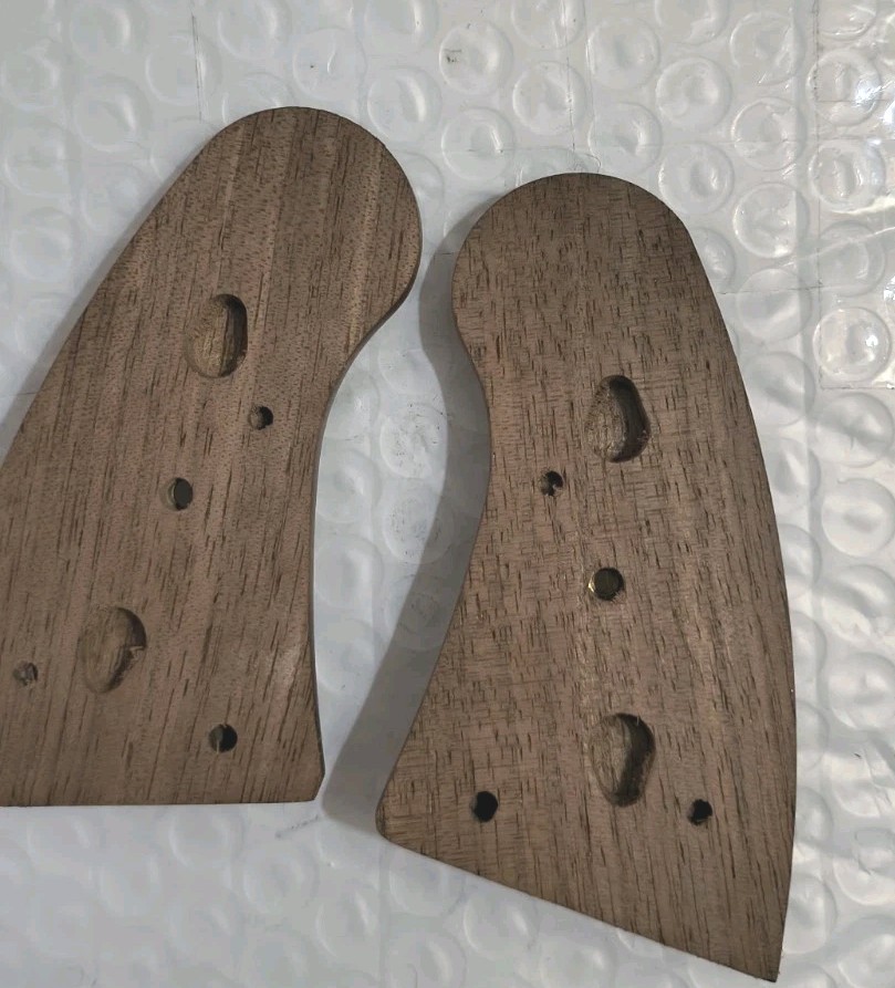 COLT Python E/I Classic Panel Grips American Walnut Silver Medallions