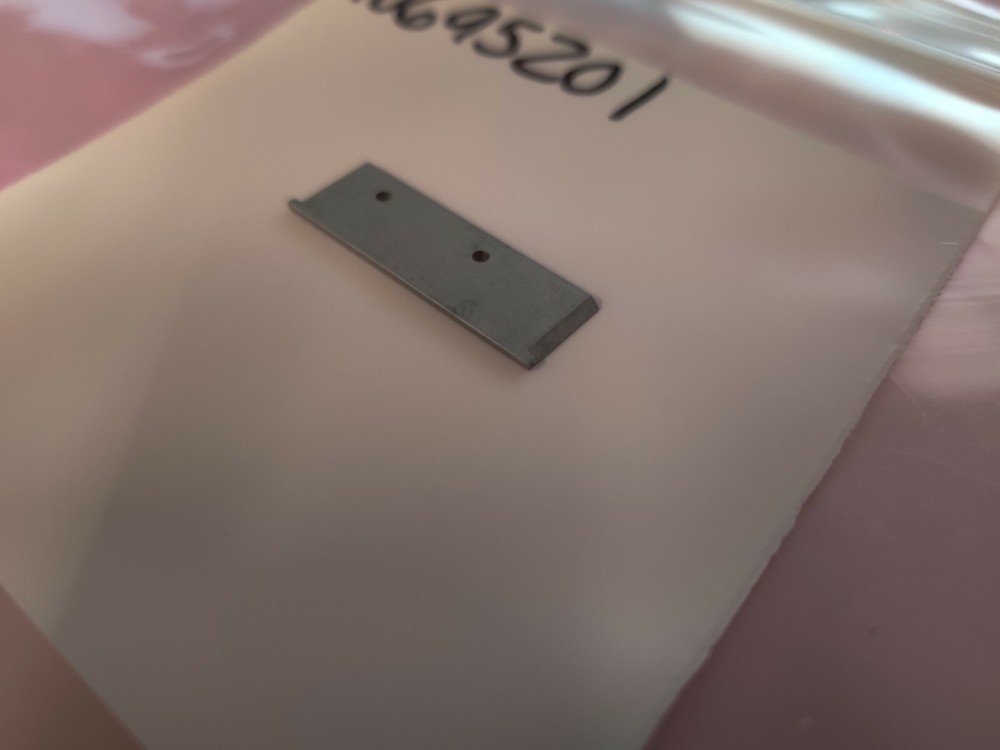 Universal Instruments Insert, Left (24 Ld) 40695201