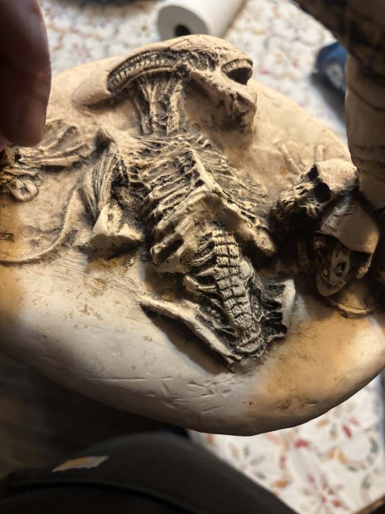 Alien Vs. Predator: Alien Defeated By Predator Statue