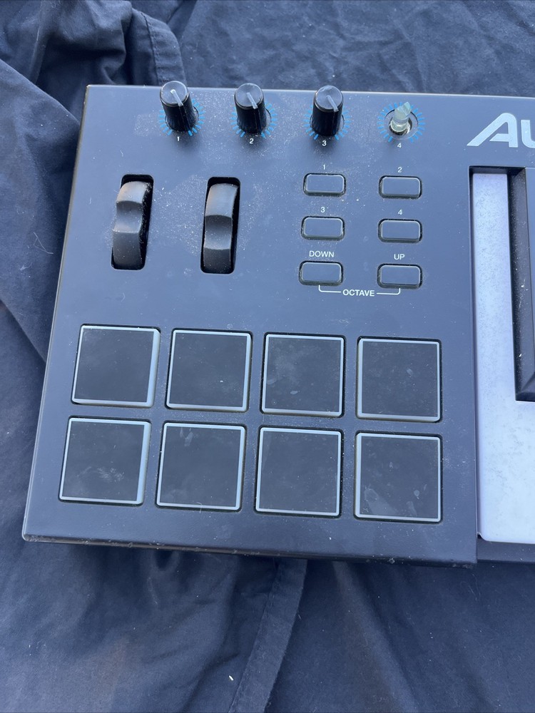 Alesis V61 - 61 Key USB MIDI Keyboard Controller with 8 Backlit Pads ( Untested