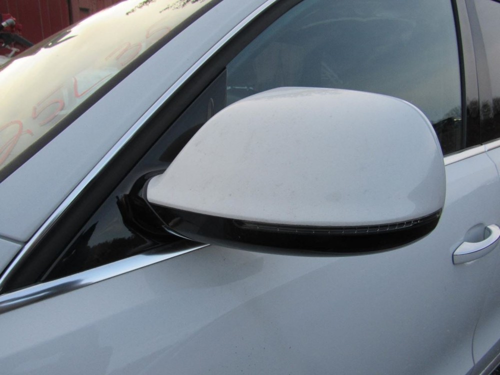 Q5 2017 Glove Box 1102002