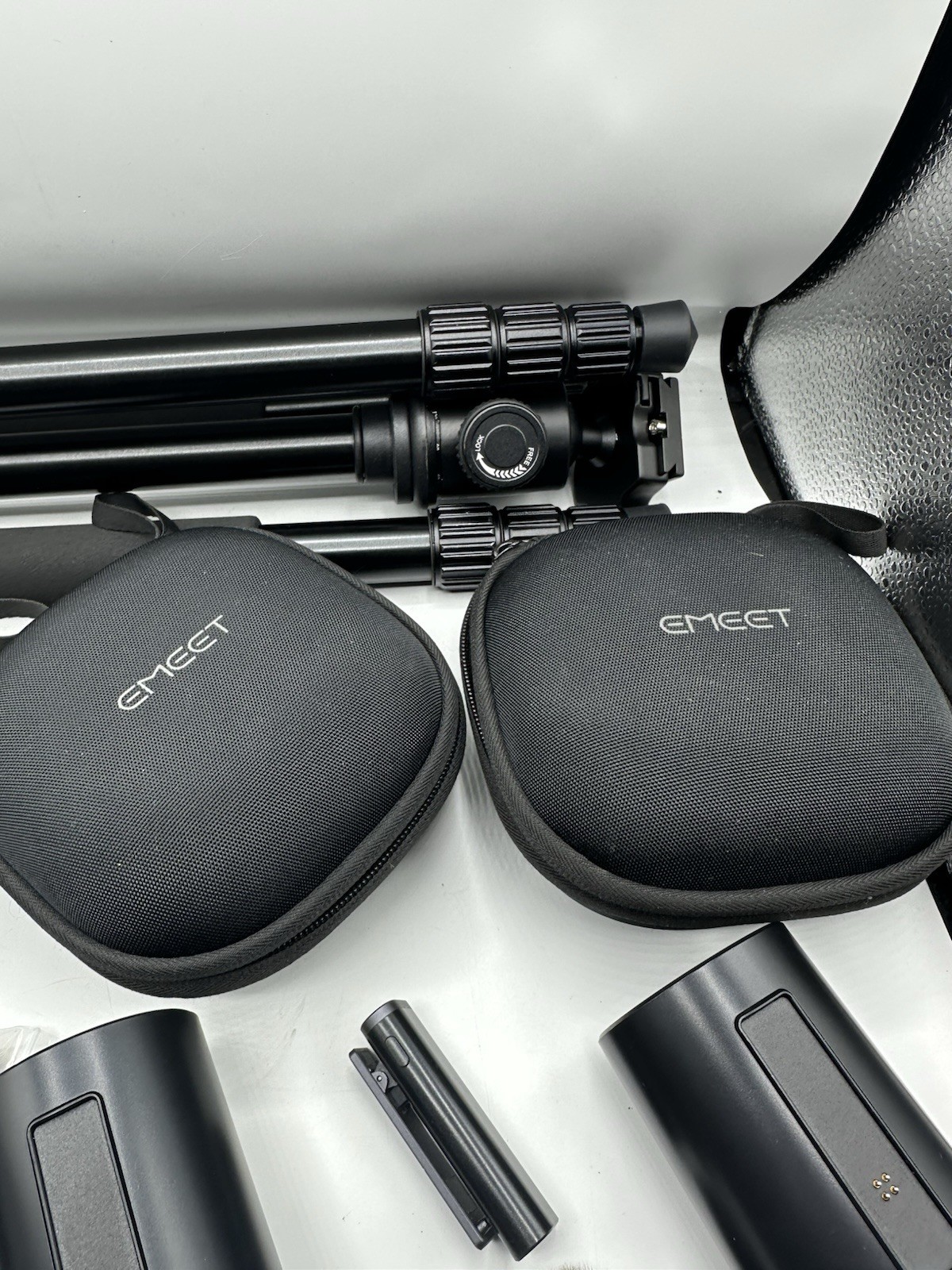 Emeet Streamcam One Set Three Cameras Mics SD Cards Tripod Cases