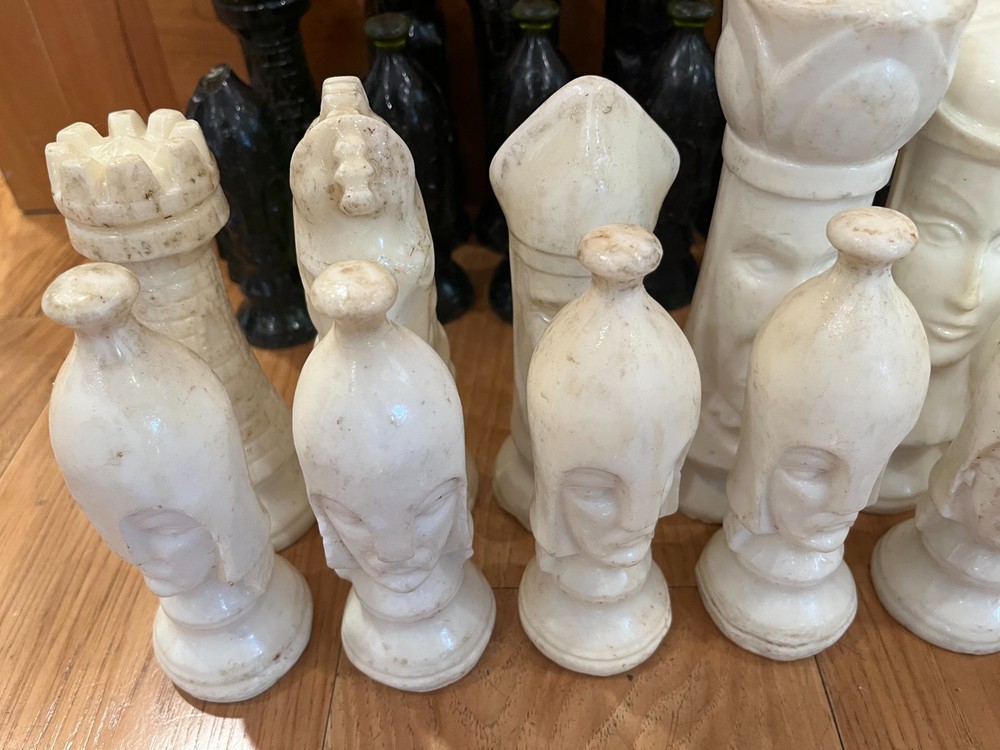 Complete 32-piece Duncan Mold Solid Plastic Chess Set