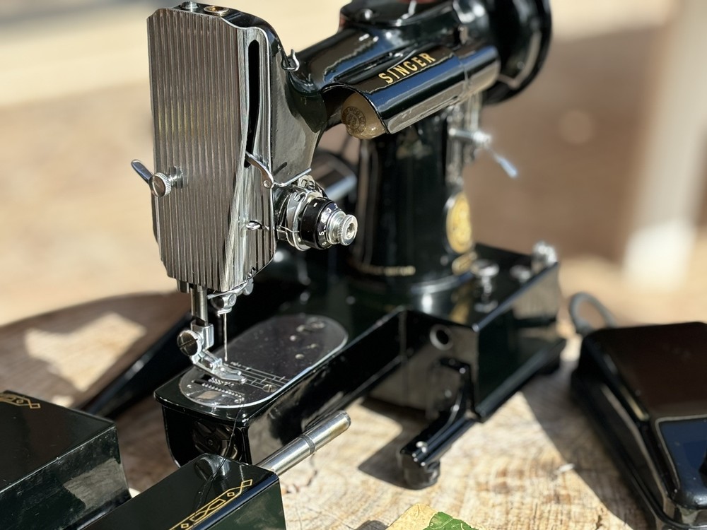 FEATHERWEIGHT SINGER Sewing Machine 222k free arm
