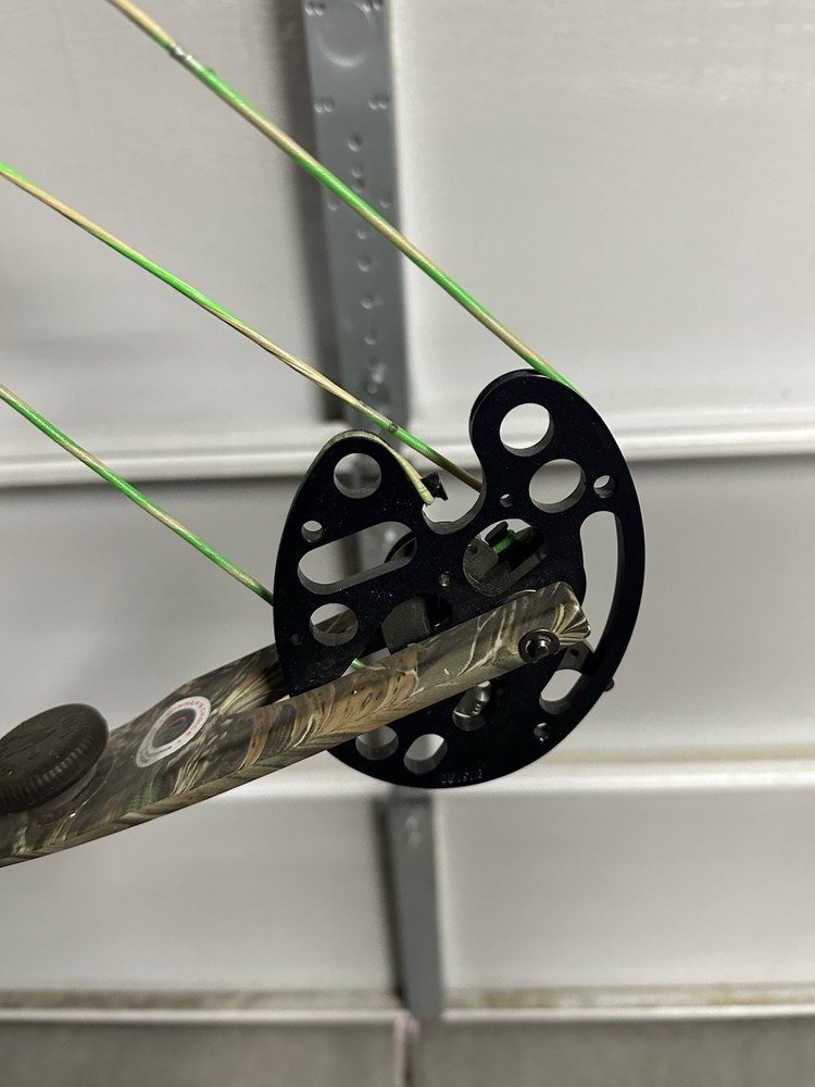 Cabelas PL-1 Compound Bow with Arrows Hard Case and Soft Case. Used
