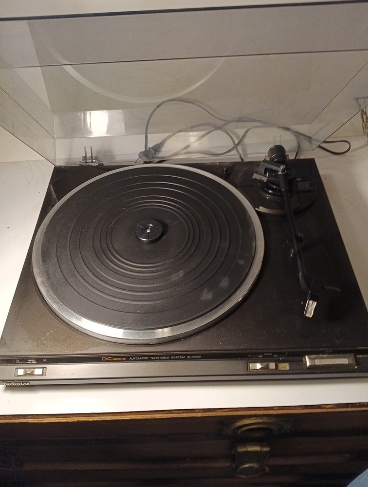 Techniques Turntable SL-BD20 Hinge On Lid Broke , Needs Belt ,Does Powers On