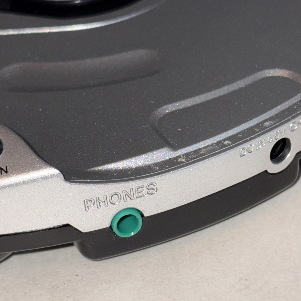 2005 DURABRAND Model CD-566 Portable CD Player Red & Silver TESTED PREOWNED