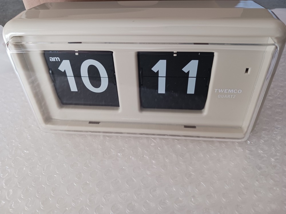 TWEMCO QT-30 Flip Clock Beige Retro Deal Clock