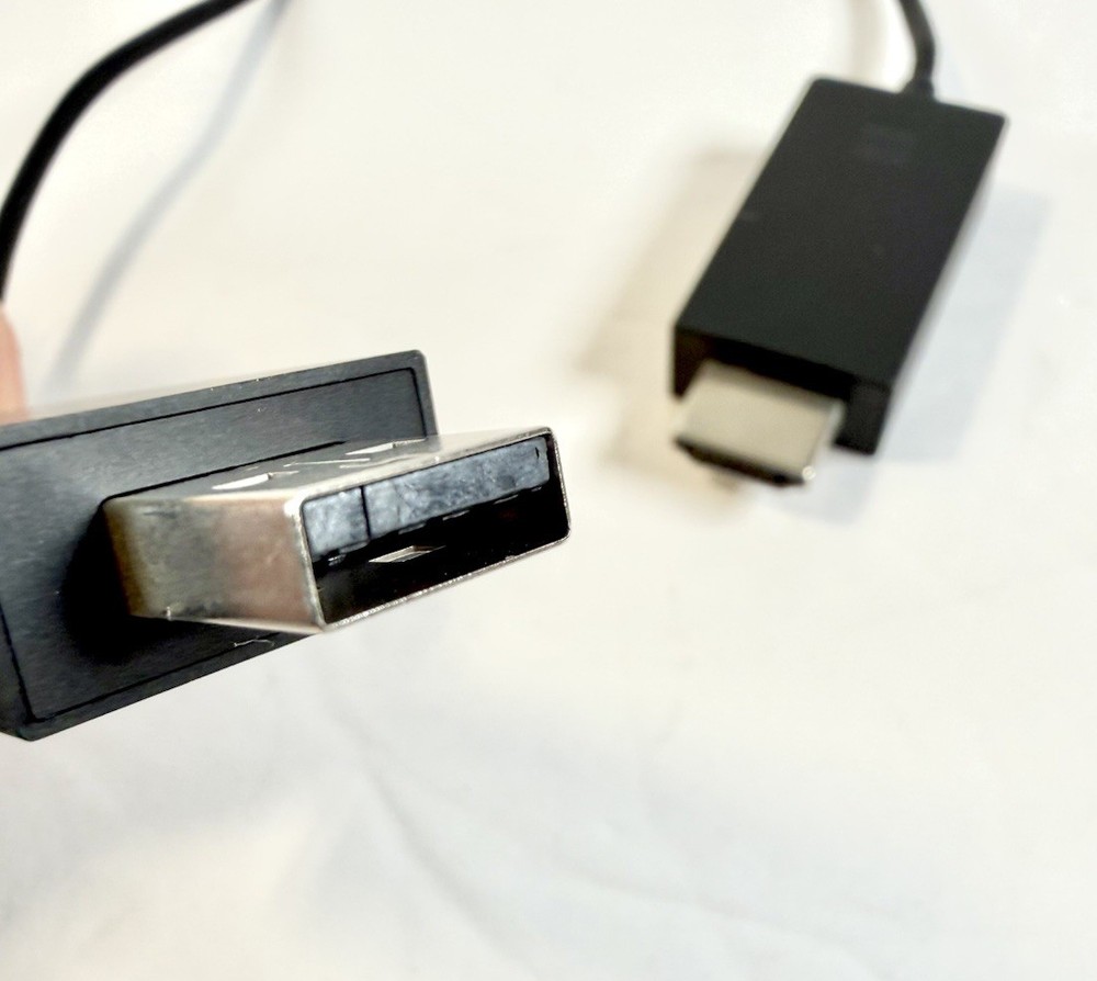 Microsoft Wireless Display Adapter v2 model 1733