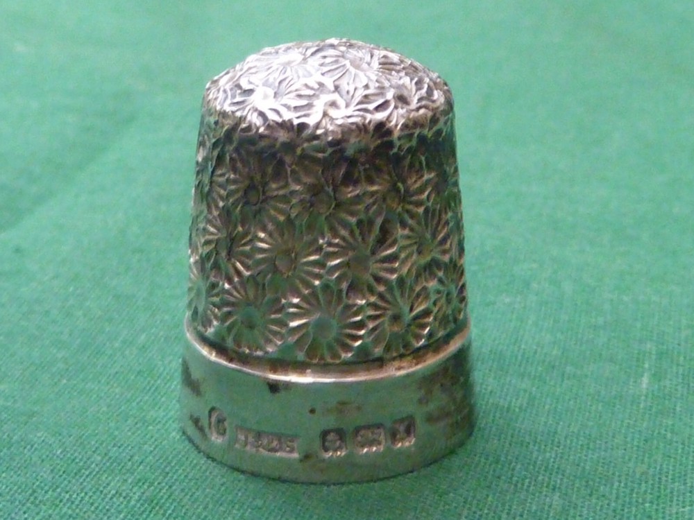 VINTAGE 1948 JS & S SILVER THIMBLE "6"