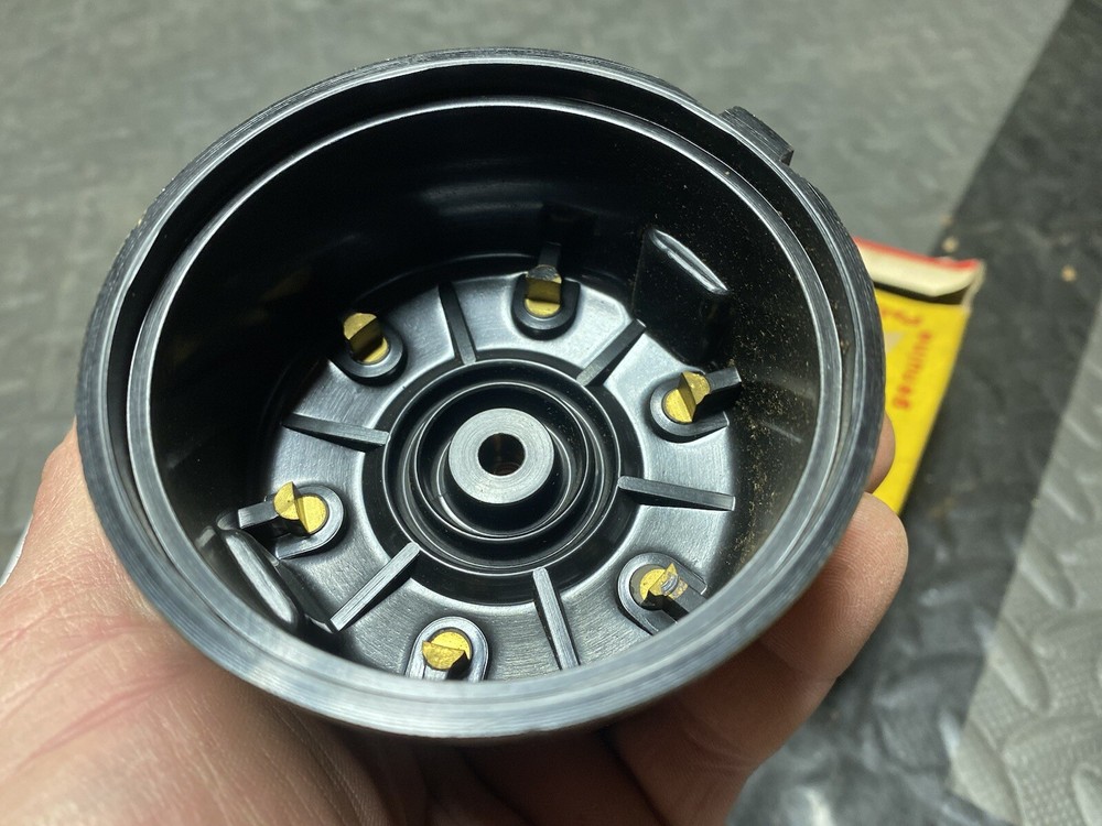 NOS P & D Bendix Distributor Cap AU-110