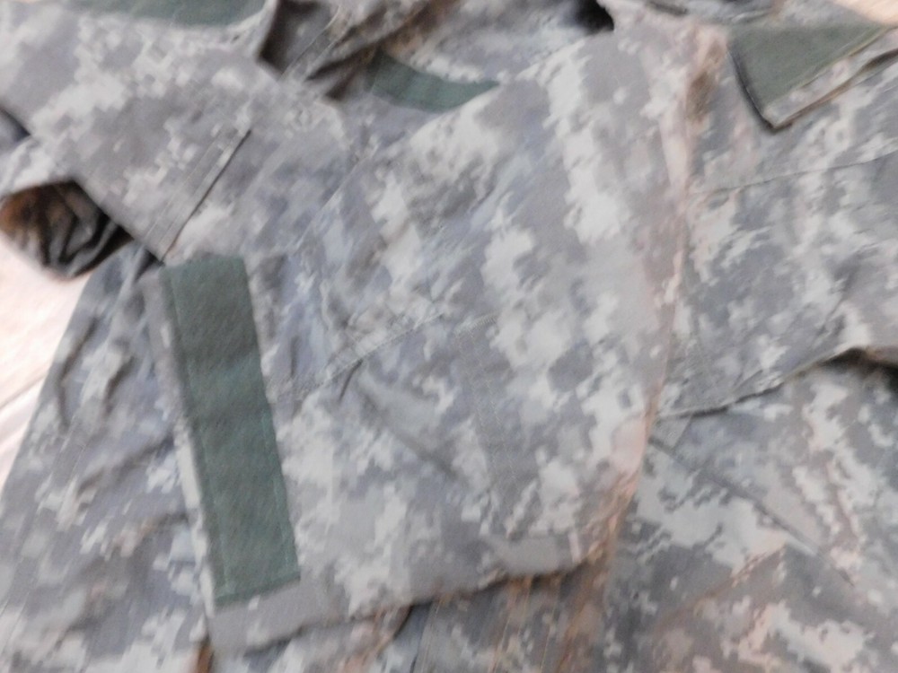 US ARMY FLAME RESISTANT ACU GREEN TOP COAT SIZE MEDIUM- REGULAR