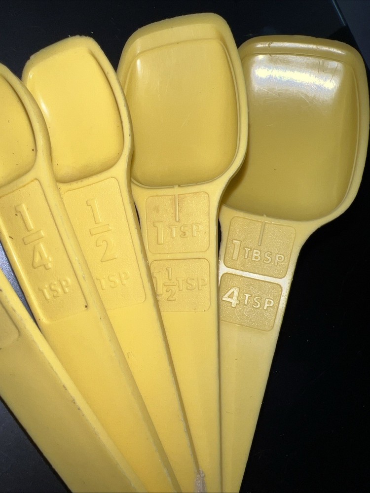 5 Pic Set Tupperware Measuring Spoons Yellow & D Ring