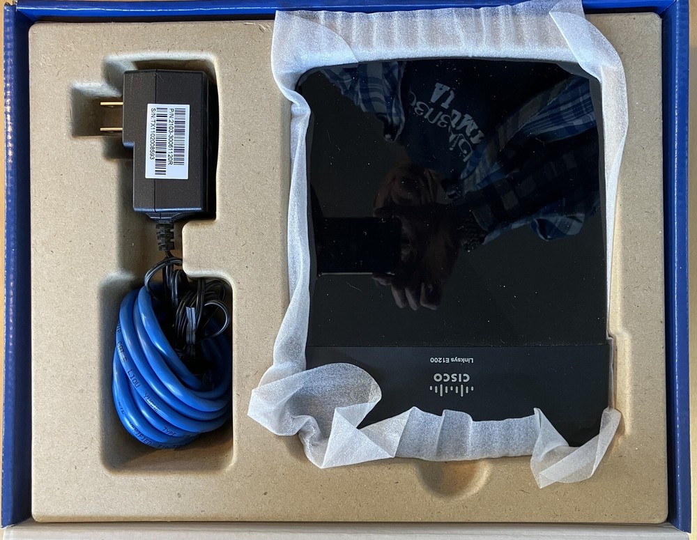 Cisco Linksys E1200 Wireless-N Router, Install CD, Cord, Ethernet Cable, used