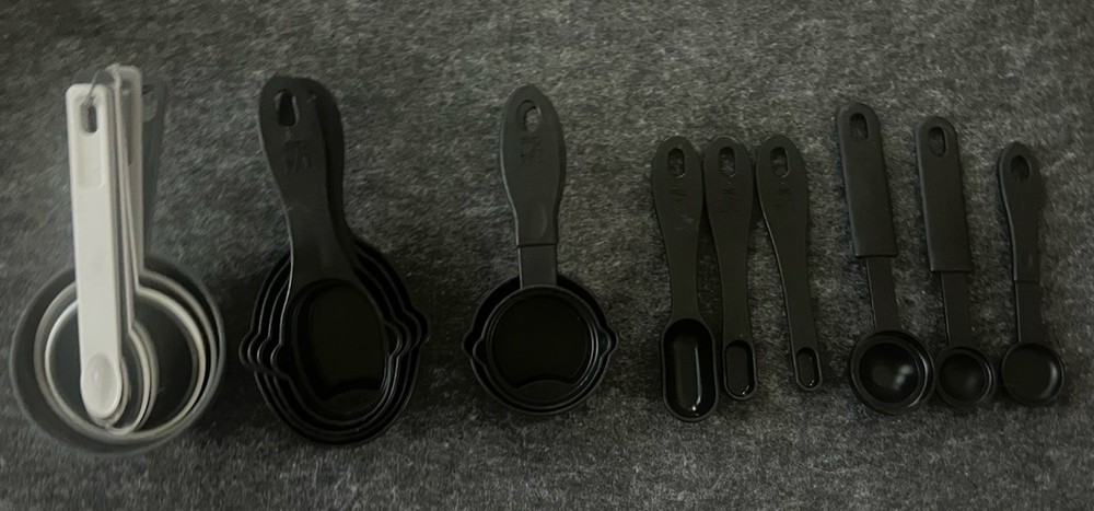 5 Sets Of Plastic Kitchen Measuring Spoons & Cups Black White & Gray
