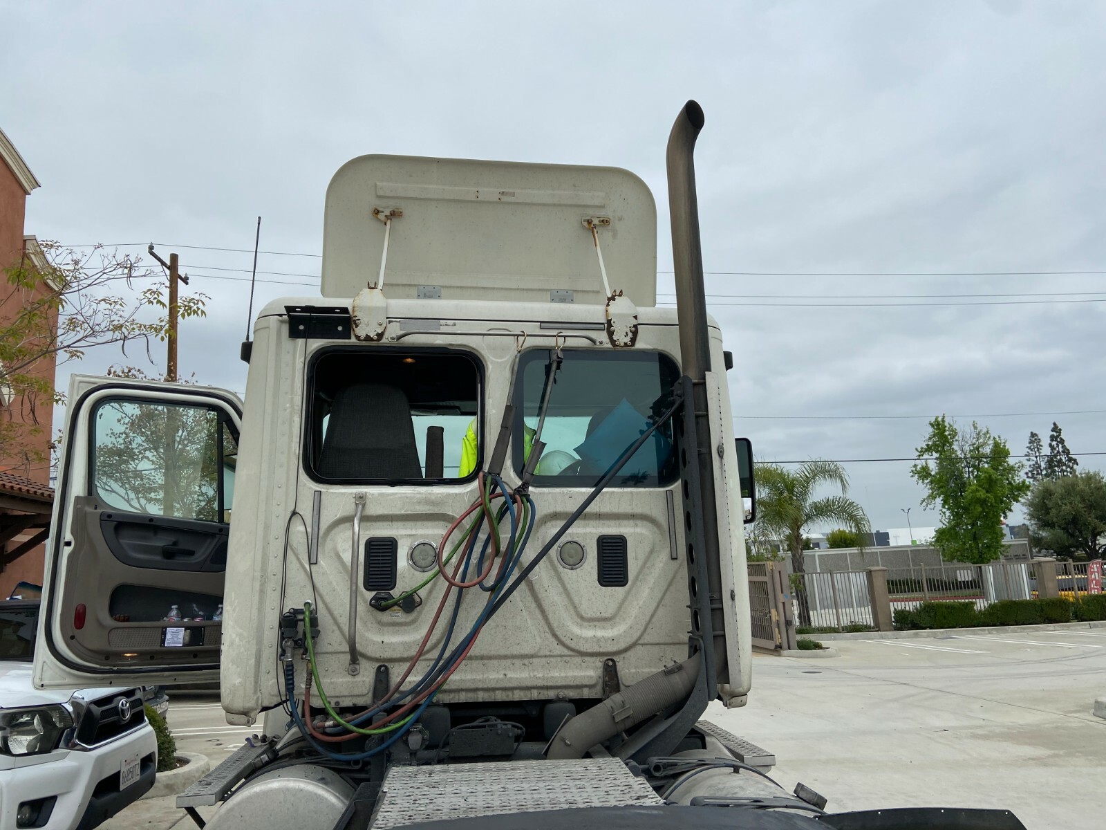 2008-2022 Freightliner Cascadia Conventional Cab Rear Back Glass (Left or Right)
