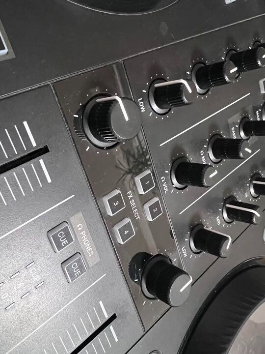Native Instruments Traktor Kontrol S2 MK3 2-Channel DJ Controller S2MK3