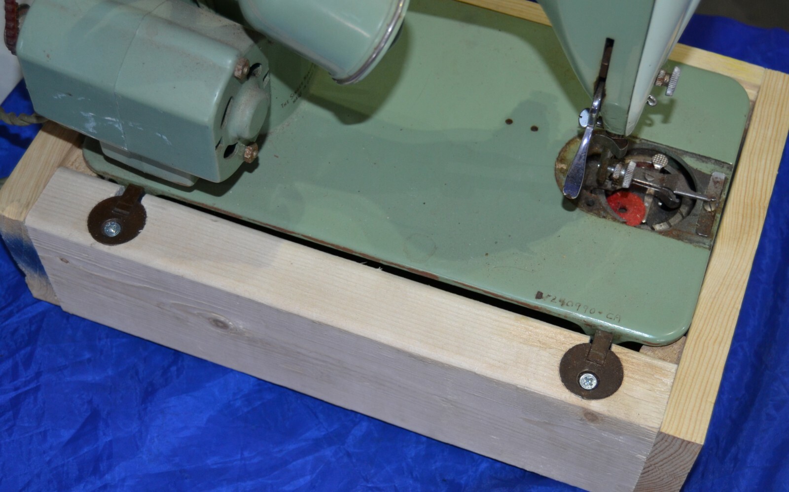 BASE WOOD w/HINGES SINGER SEWING MACHINES 28/128-99-185-SPARTAN OTHER PLEASE ASK