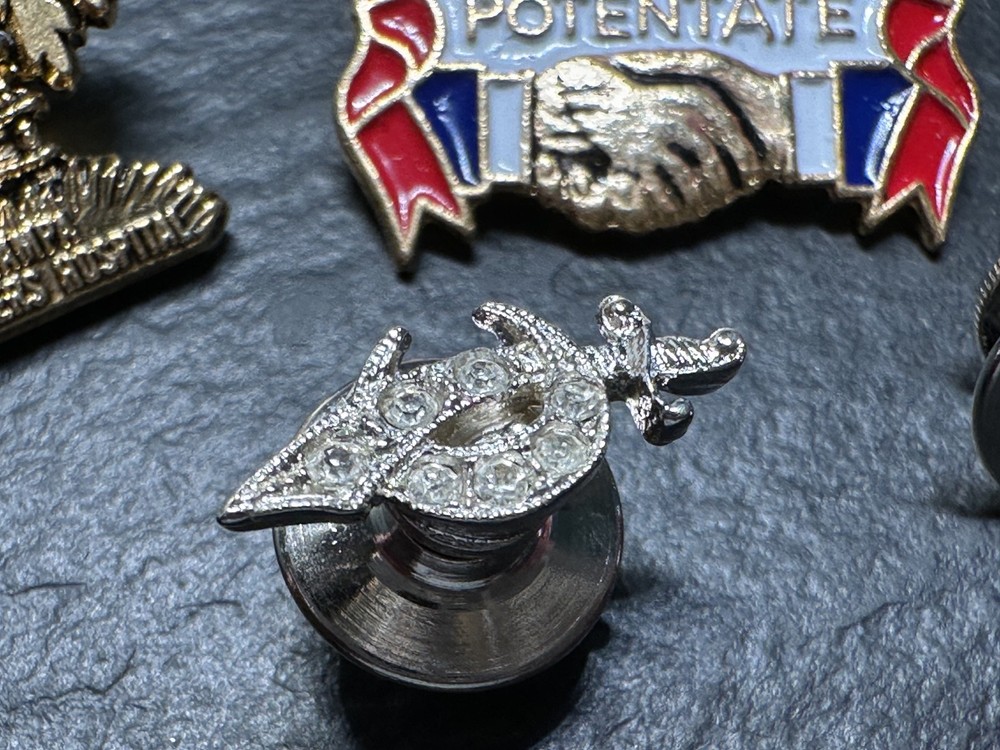 5 DIFFERENT VINTAGE SHRINER PINS I181