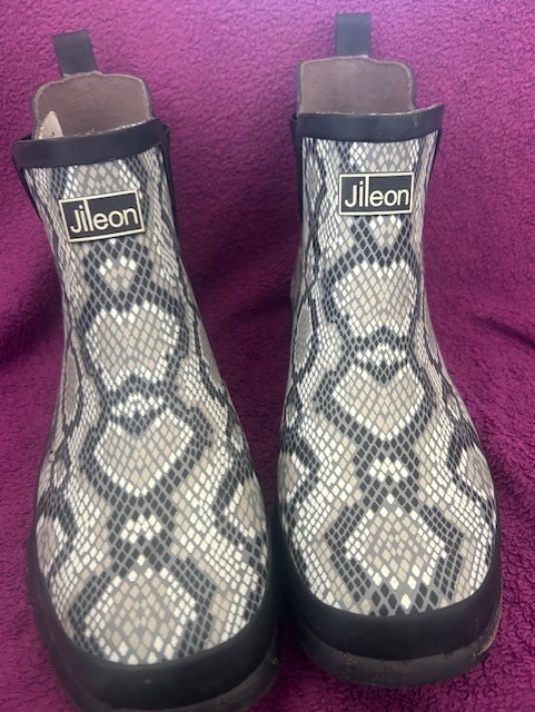 womens rain boots size 10