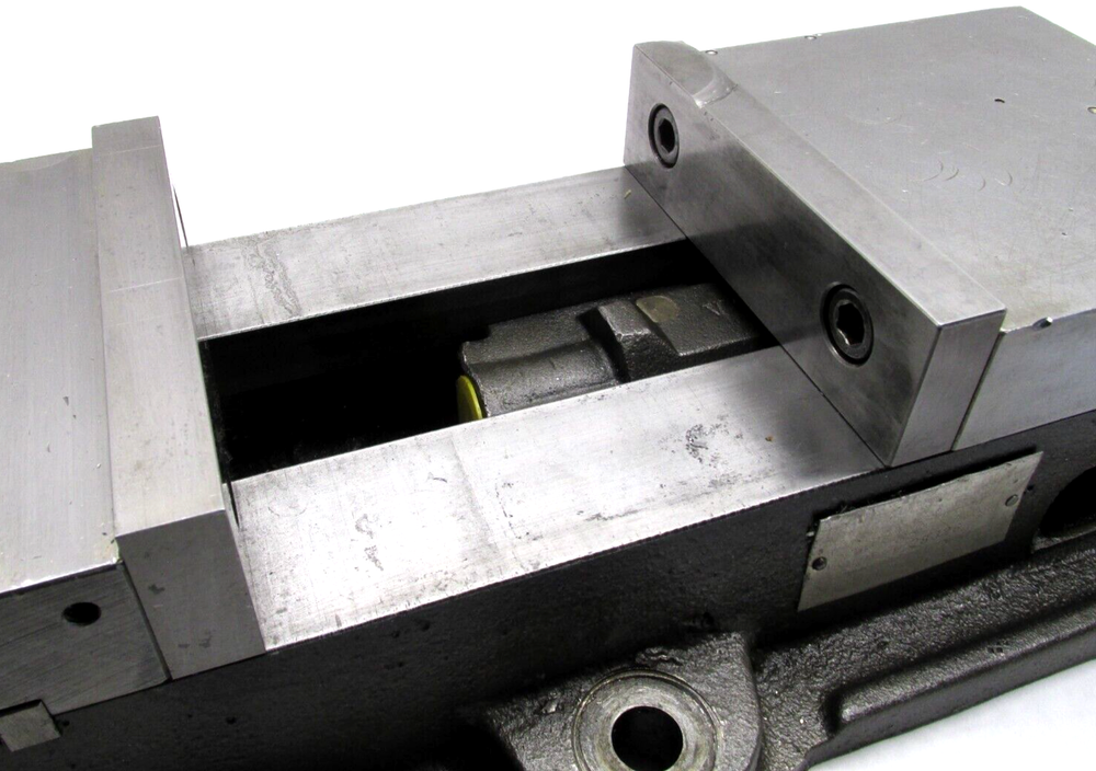 KURT ANGLOCK 6" MILLING MACHINE VISE w/ JAWS - #D60