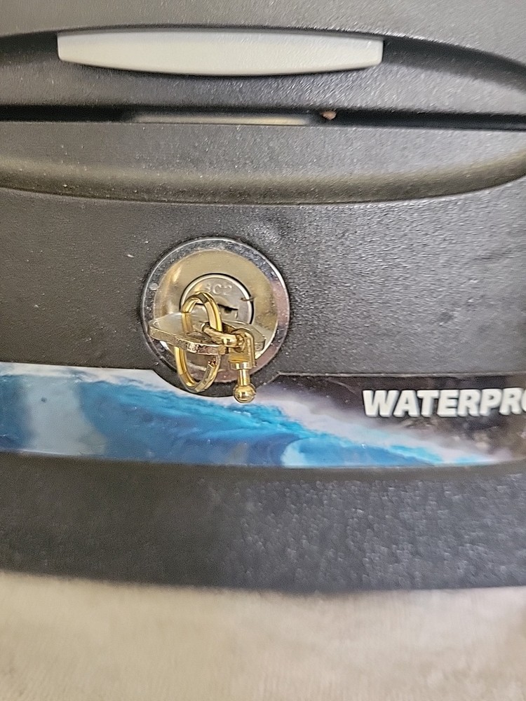 Sentry H2100 Fireproof Waterproof Lockbox with Key Clean Great Condition