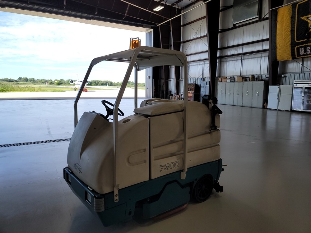 Tenant 7300 floor machine