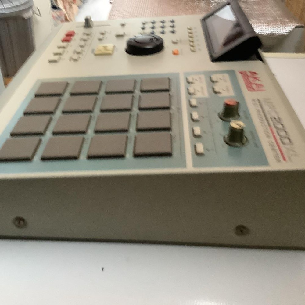 AKAI MPC2000XL sampler