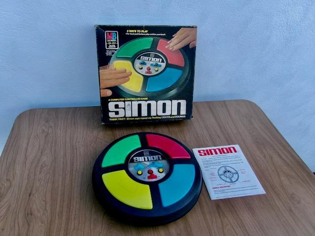 SIMON MILTON BRADLEY 1984 ELECTRONIC MEMORY GAME WITH BOX BATTERIES & MANUAL