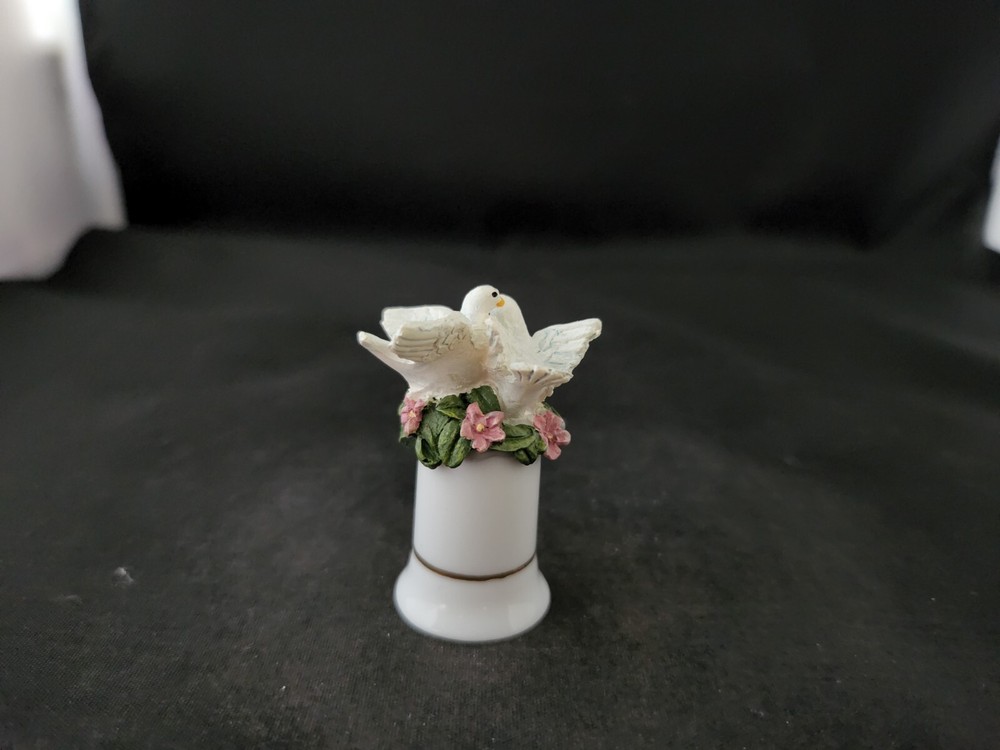 Avon Gift Collection 1999 Porcelain Doves Thimble