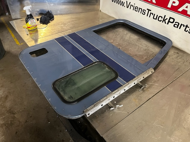 PETERBILT RH / PASS SIDE DOOR ASSEMBLY, MISSING INNER PANEL AND OUTER