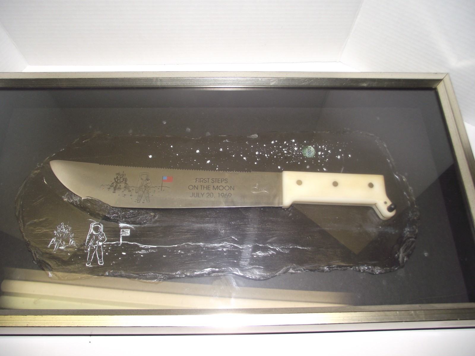 Case xx 1989 Apollo 11 Commemorative First Steps on the Moon Knife in Display