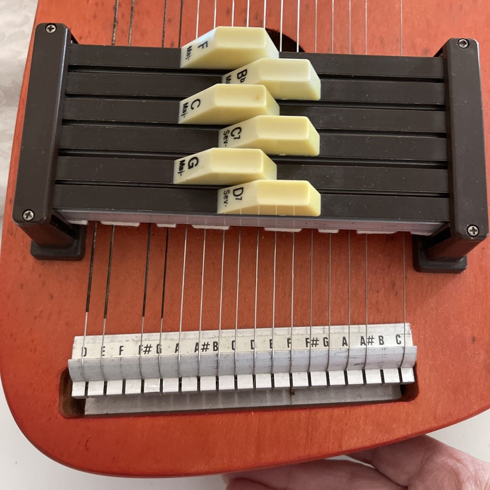 OSCAR SCHMIDT AUTO HARP 6 CHORD 18 STRING