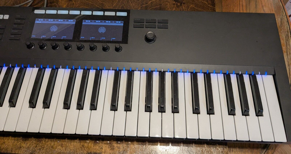 Native Instruments Komplete Kontrol S61 MK2 61-key Smart Keyboard Controller