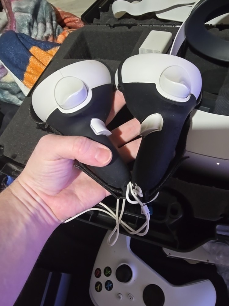 Meta Quest 2 VR Headset 2 controllers Case 256GB Excellent Condition With Extras