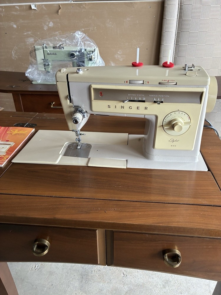Singer Stylist 533 With Cabinet