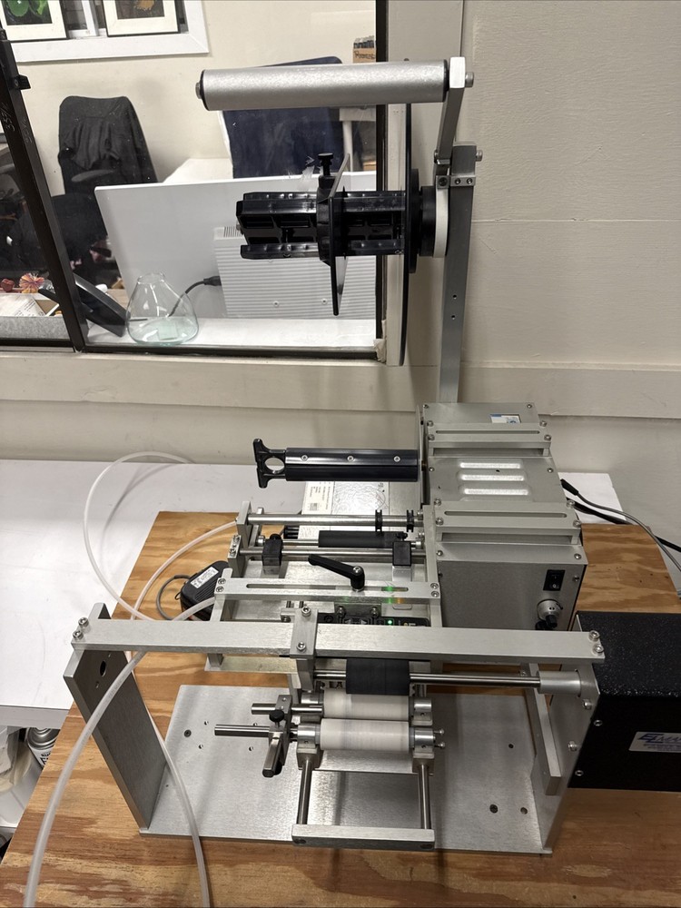 Universal R310 Round Product Semi-Automatic Labeling Machine