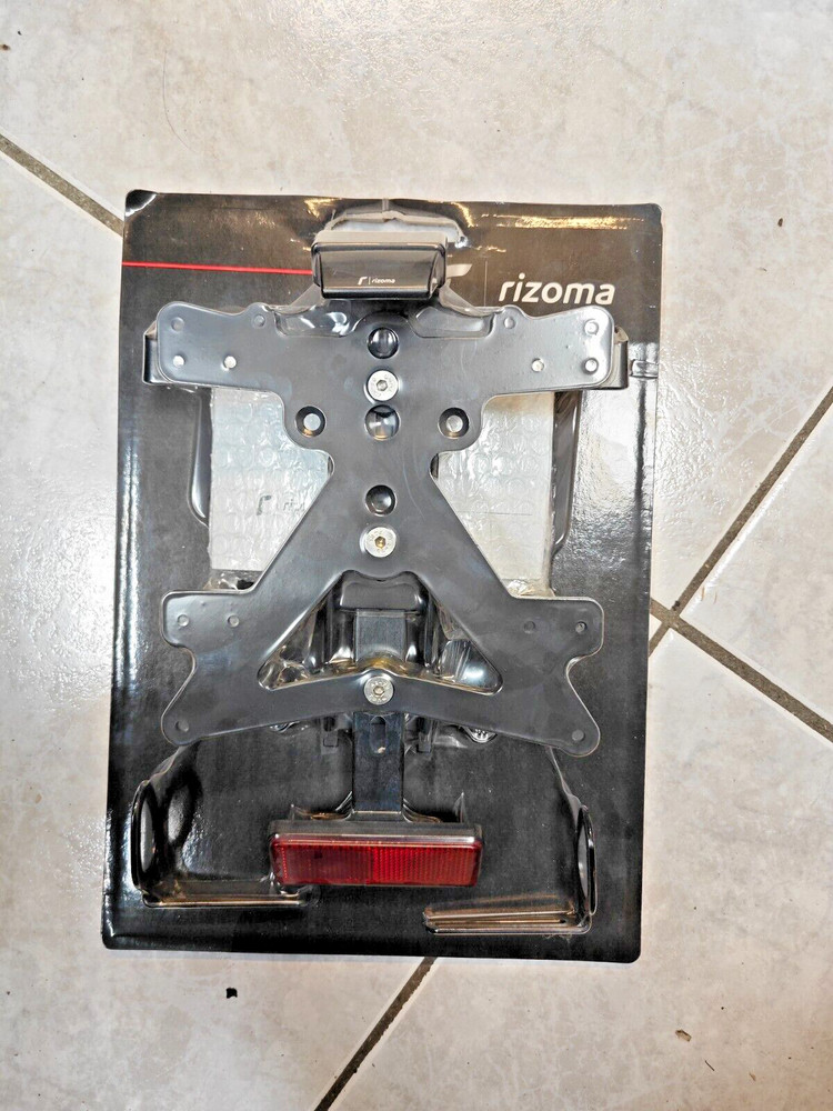 Rizoma License Plate Holder