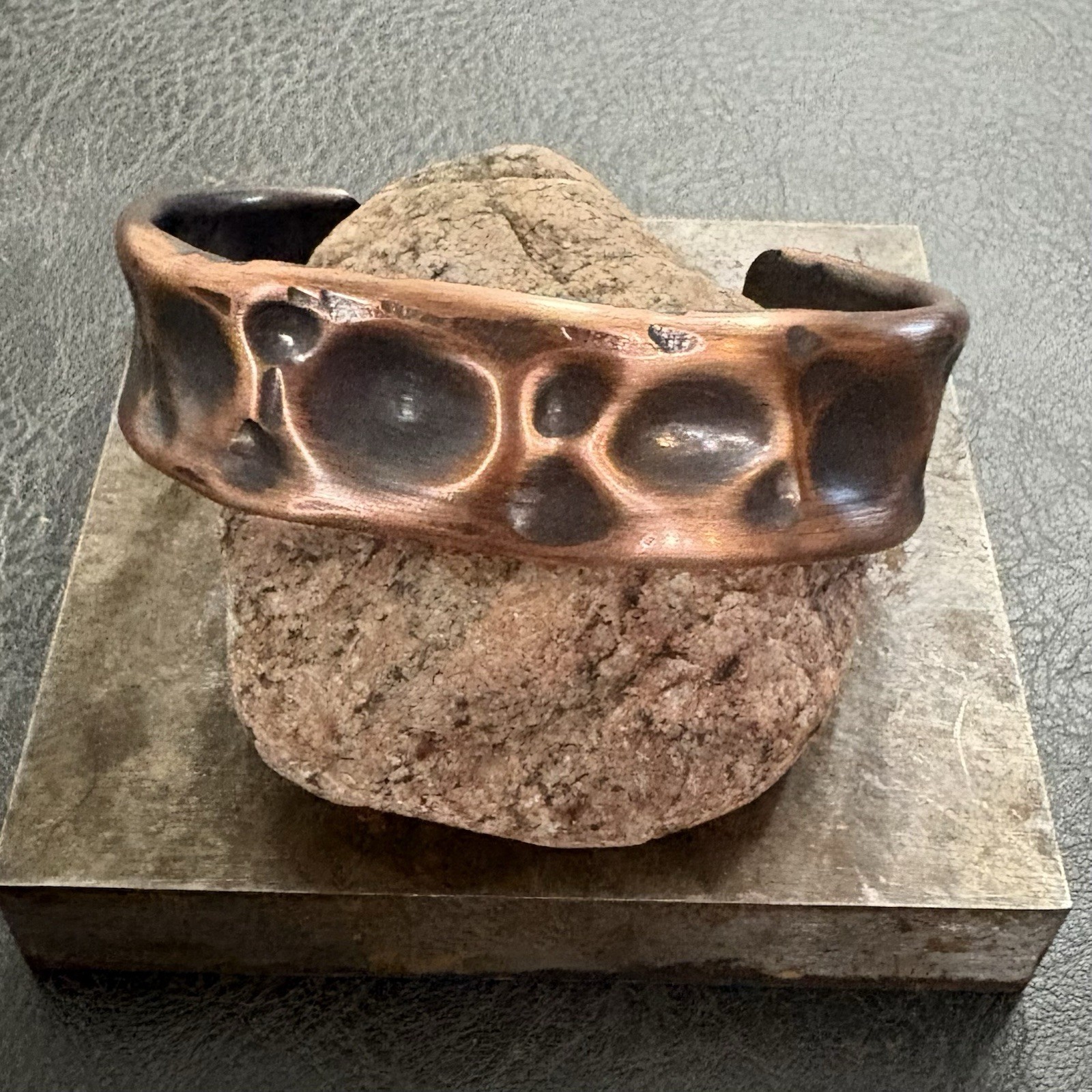 Vtg Brutalist Modernist Men’s Hammered Thick Copper Artisan Cuff Bracelet Viking